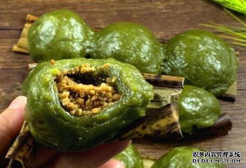 時近清明，“青團(tuán)”可不能少，油綠如玉，香糯可口，天然綠色小吃