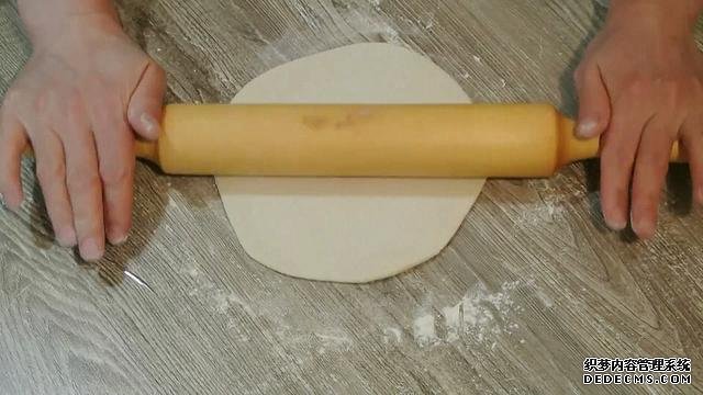 老婆做了20個(gè)“烤餃子”，掰開樂(lè)壞了：這種餃子皮頭一次見