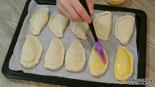 老婆做了20個(gè)“烤餃子”，掰開樂(lè)壞了：這種餃子皮頭一次見