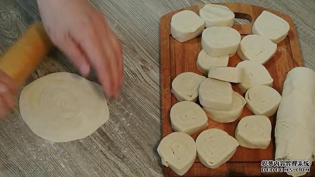 老婆做了20個(gè)“烤餃子”，掰開樂(lè)壞了：這種餃子皮頭一次見