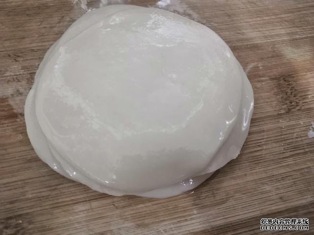 包餃子剩點(diǎn)餃子皮不要浪費(fèi)，教你一個新鮮吃法，搭配土豆絲很美味