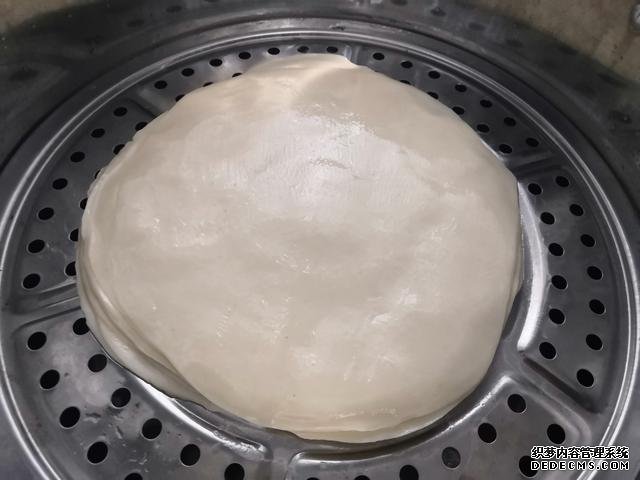 包餃子剩點(diǎn)餃子皮不要浪費(fèi)，教你一個新鮮吃法，搭配土豆絲很美味