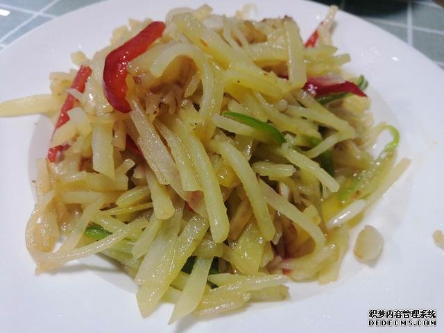 包餃子剩點(diǎn)餃子皮不要浪費(fèi)，教你一個新鮮吃法，搭配土豆絲很美味