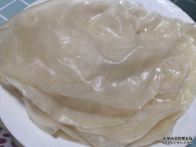 包餃子剩點(diǎn)餃子皮不要浪費(fèi)，教你一個新鮮吃法，搭配土豆絲很美味