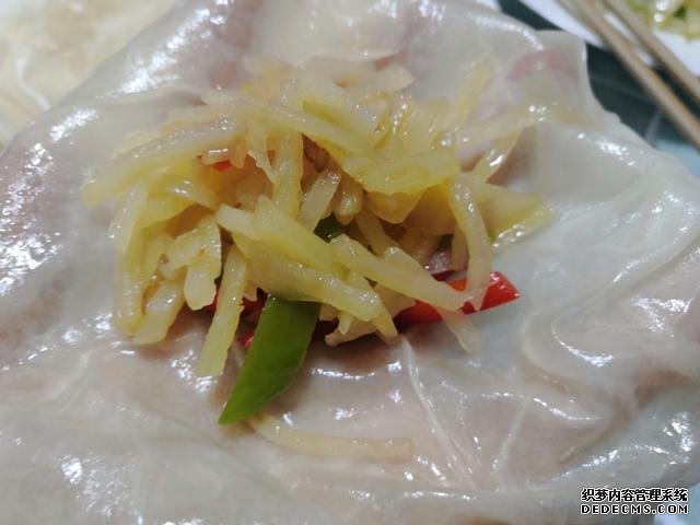 包餃子剩點(diǎn)餃子皮不要浪費(fèi)，教你一個新鮮吃法，搭配土豆絲很美味
