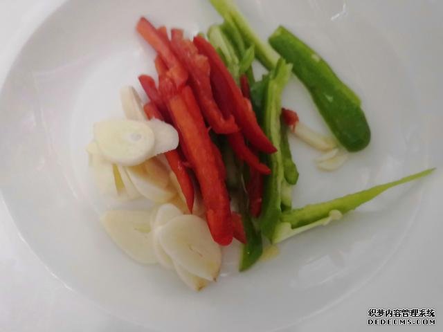 包餃子剩點(diǎn)餃子皮不要浪費(fèi)，教你一個新鮮吃法，搭配土豆絲很美味