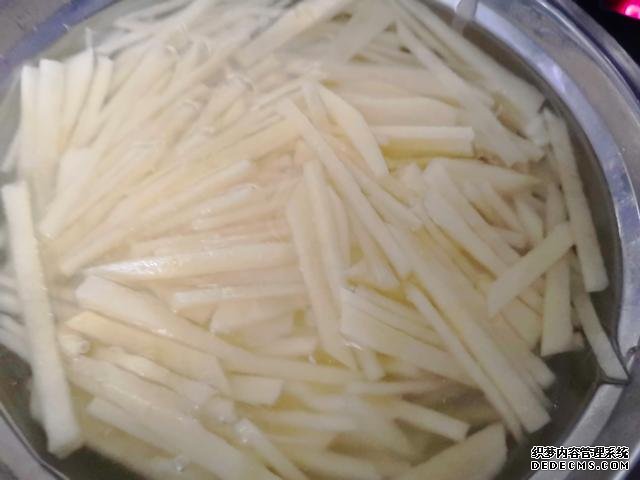包餃子剩點(diǎn)餃子皮不要浪費(fèi)，教你一個新鮮吃法，搭配土豆絲很美味