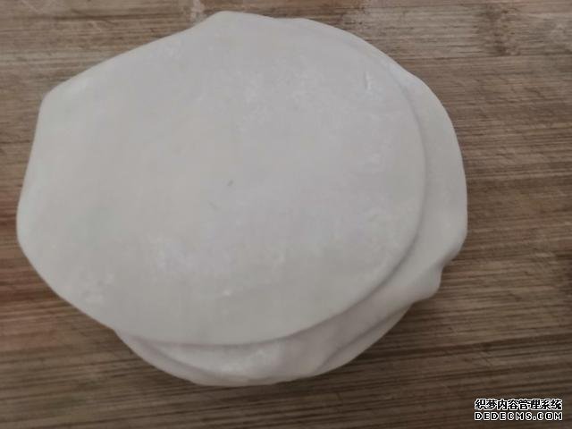 包餃子剩點(diǎn)餃子皮不要浪費(fèi)，教你一個新鮮吃法，搭配土豆絲很美味