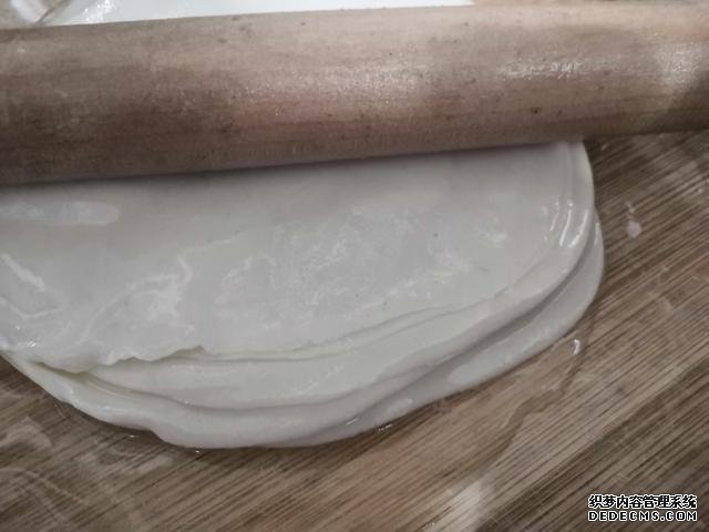 包餃子剩點(diǎn)餃子皮不要浪費(fèi)，教你一個新鮮吃法，搭配土豆絲很美味