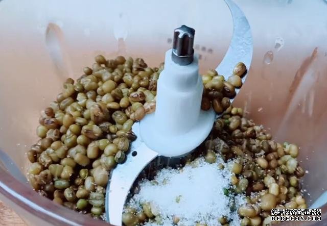 綠豆別熬粥啦，試試這樣做，5元食材做一大盤，孩子吃了還想吃
