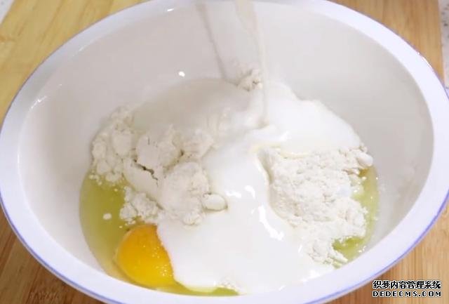 用雞蛋做一道小糕點(diǎn)，不用烤箱，口感綿軟不上火，老人小孩都喜歡