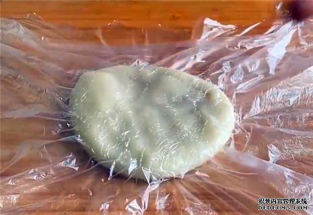 家里糯米粉別浪費了，只需簡單一做，又香又糯，吃一次就難以忘記