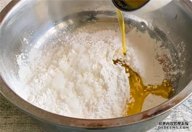 家里糯米粉別浪費了，只需簡單一做，又香又糯，吃一次就難以忘記