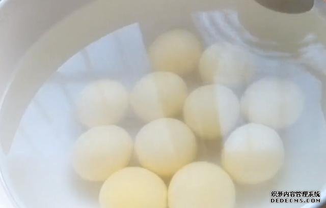 我家吃湯圓從不水煮，淋1個雞蛋，簡單一做，上桌3斤不夠吃，解饞