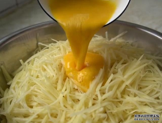 土豆里加2個(gè)雞蛋，不炒不燉不涼拌，不放一滴水，我家早餐經(jīng)常做