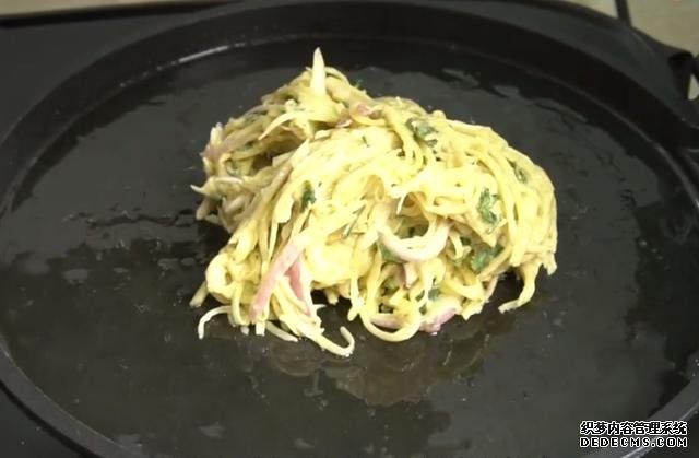 土豆里加2個(gè)雞蛋，不炒不燉不涼拌，不放一滴水，我家早餐經(jīng)常做