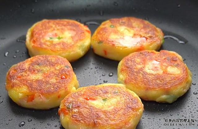 土豆餅最簡單好吃的做法，外酥里嫩，鮮香又營養(yǎng)，全家人都喜歡