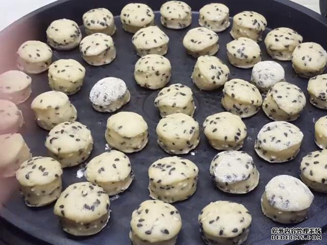 第一用芝麻做小饅頭，不蒸不煮不油炸，簡單又營養(yǎng)，真的太好吃了