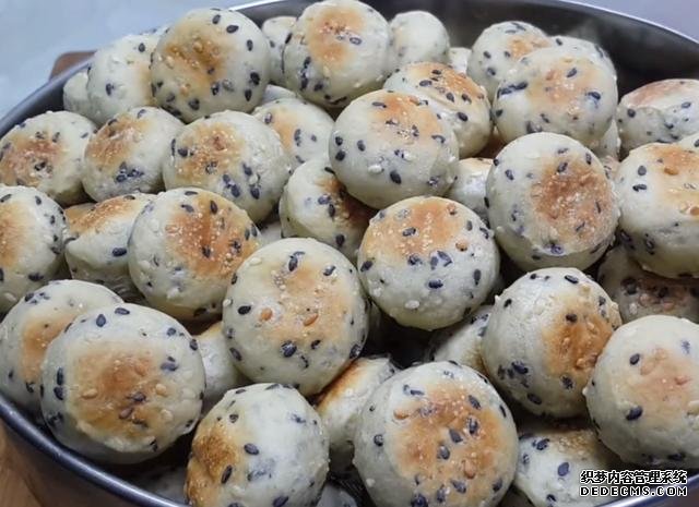 第一用芝麻做小饅頭，不蒸不煮不油炸，簡單又營養(yǎng)，真的太好吃了