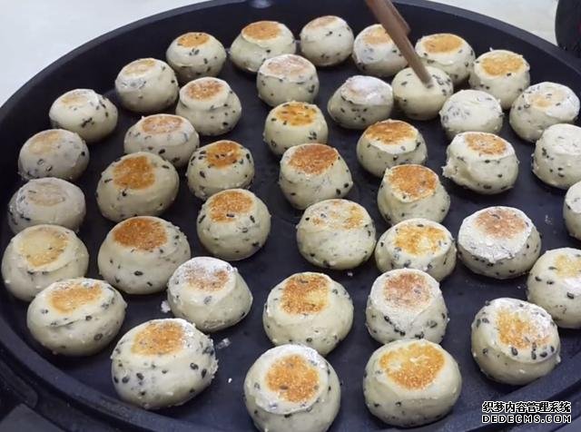 第一用芝麻做小饅頭，不蒸不煮不油炸，簡單又營養(yǎng)，真的太好吃了