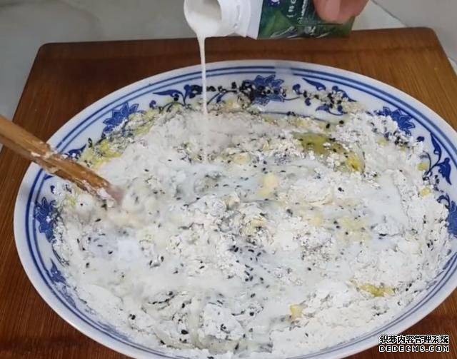 第一用芝麻做小饅頭，不蒸不煮不油炸，簡單又營養(yǎng)，真的太好吃了