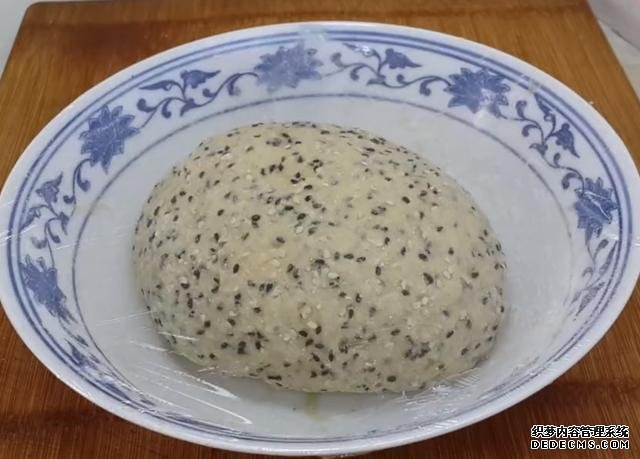 第一用芝麻做小饅頭，不蒸不煮不油炸，簡單又營養(yǎng)，真的太好吃了