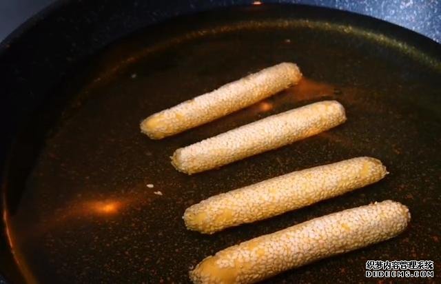 地瓜這樣做才好吃，不用煮不用燉，簡(jiǎn)單搓一搓，外酥里糯太香了