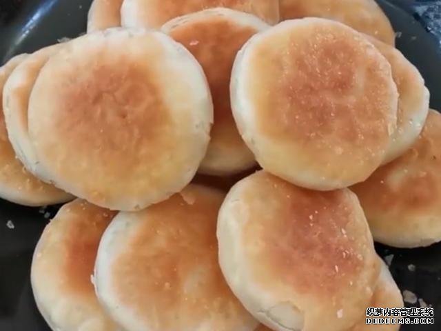 外面買3元一個掉渣小酥餅，自己做成本不到5毛，可烤可烙做法簡單