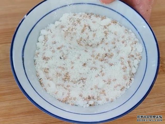 外面買3元一個掉渣小酥餅，自己做成本不到5毛，可烤可烙做法簡單