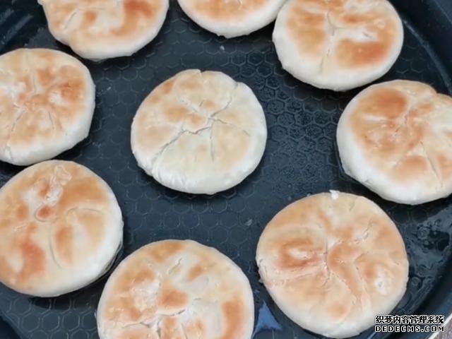 外面買3元一個掉渣小酥餅，自己做成本不到5毛，可烤可烙做法簡單