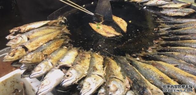 大叔街邊賣“開掛烤魚”，8元一條從不漲價(jià)，顧客：吃到就是賺到