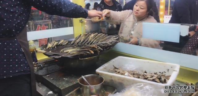 大叔街邊賣“開掛烤魚”，8元一條從不漲價(jià)，顧客：吃到就是賺到