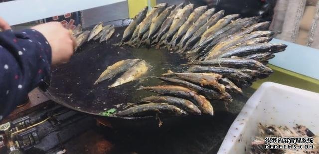 大叔街邊賣“開掛烤魚”，8元一條從不漲價(jià)，顧客：吃到就是賺到