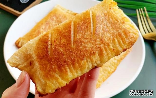這才是蘋果派最簡(jiǎn)單的做法，不用烤箱不和面，外焦里內(nèi)，香甜可口