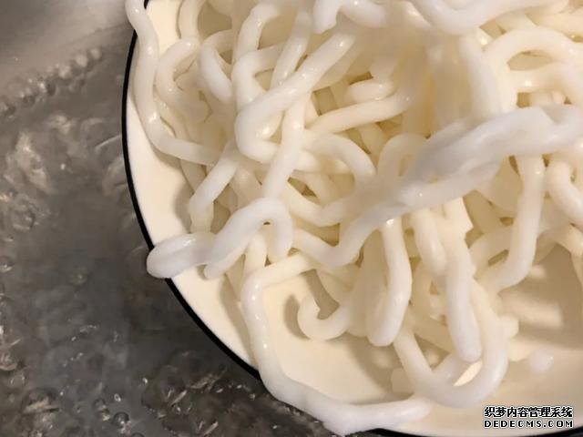 一吃就上癮的酸辣土豆粉，在家3塊錢做一大碗，酸辣爽口又開胃