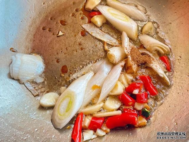 螃蟹不是只有清蒸一種做法，教你一道爆炒海蟹，口感鮮香且入味
