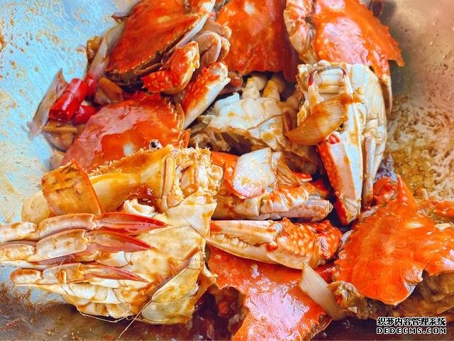 螃蟹不是只有清蒸一種做法，教你一道爆炒海蟹，口感鮮香且入味