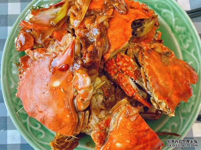 螃蟹不是只有清蒸一種做法，教你一道爆炒海蟹，口感鮮香且入味