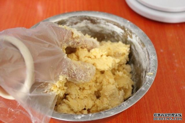 蜜豆酥，濃濃的奶香，軟軟的口感，甜蜜蜜的味道