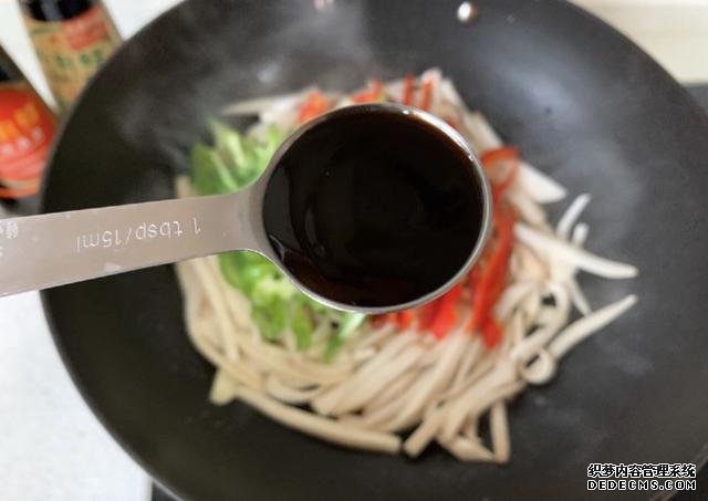 蠔油杏鮑菇，鮮嫩多汁，做法快手簡單，好吃到停不下來