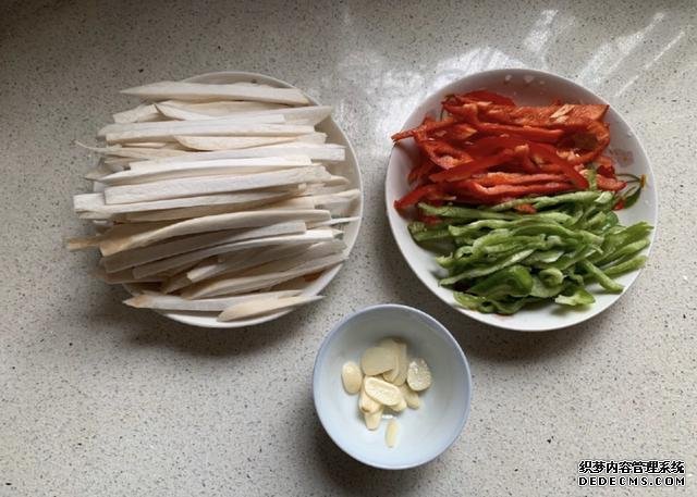 蠔油杏鮑菇，鮮嫩多汁，做法快手簡單，好吃到停不下來