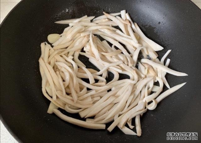 蠔油杏鮑菇，鮮嫩多汁，做法快手簡單，好吃到停不下來