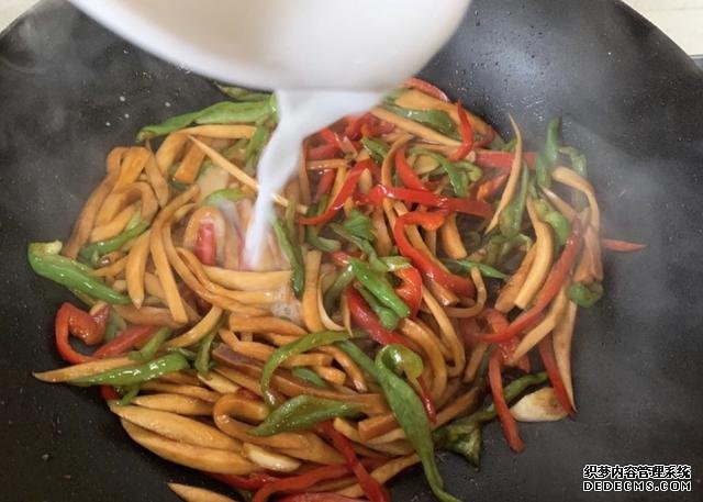 蠔油杏鮑菇，鮮嫩多汁，做法快手簡單，好吃到停不下來