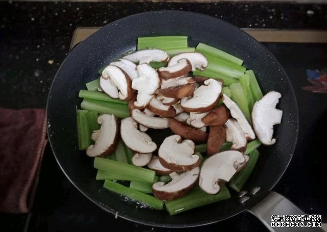 香菇芹菜炒豆干，低脂又營養(yǎng)，做法簡單快手10分鐘上桌