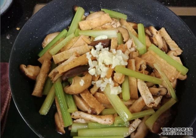 香菇芹菜炒豆干，低脂又營養(yǎng)，做法簡單快手10分鐘上桌