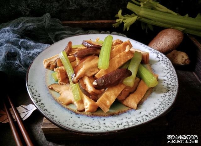 香菇芹菜炒豆干，低脂又營養(yǎng)，做法簡單快手10分鐘上桌