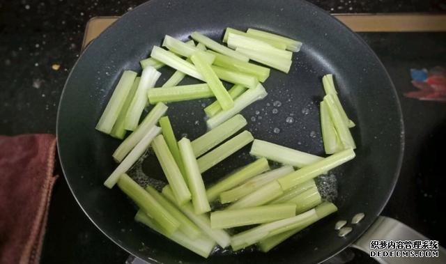 香菇芹菜炒豆干，低脂又營養(yǎng)，做法簡單快手10分鐘上桌