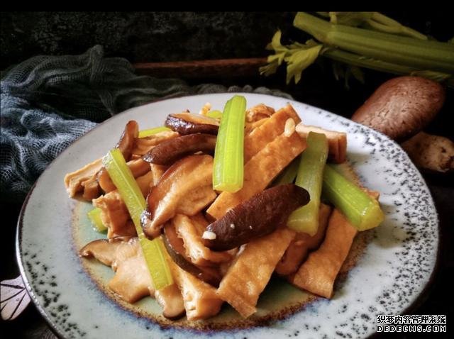香菇芹菜炒豆干，低脂又營養(yǎng)，做法簡單快手10分鐘上桌