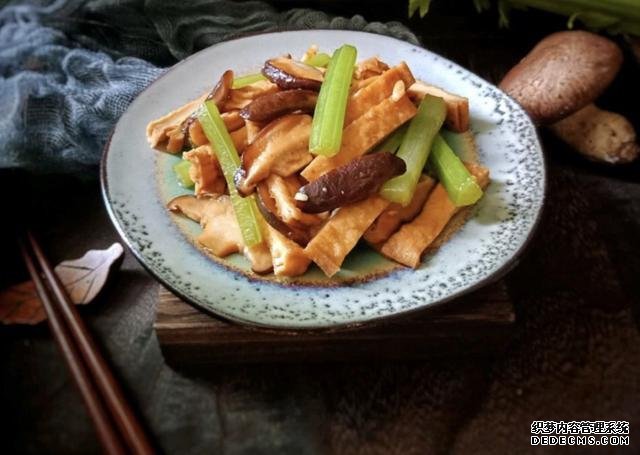 香菇芹菜炒豆干，低脂又營養(yǎng)，做法簡單快手10分鐘上桌