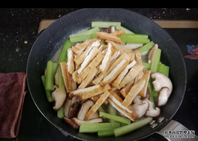 香菇芹菜炒豆干，低脂又營養(yǎng)，做法簡單快手10分鐘上桌